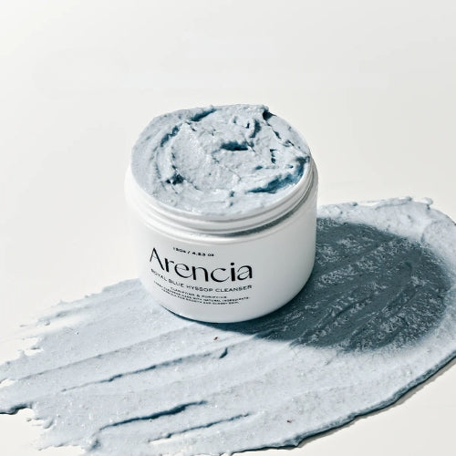 Arencia cleanser tekstur smurt på overflate som viser kremet konsistens