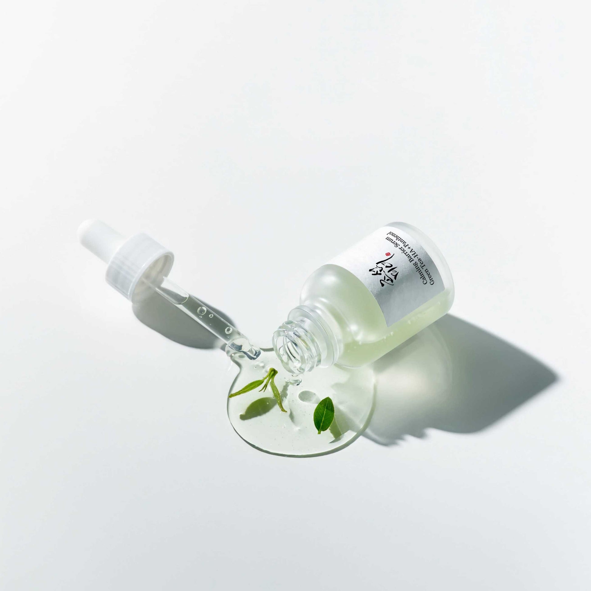 Serum med grønn te og panthenol ingredienser