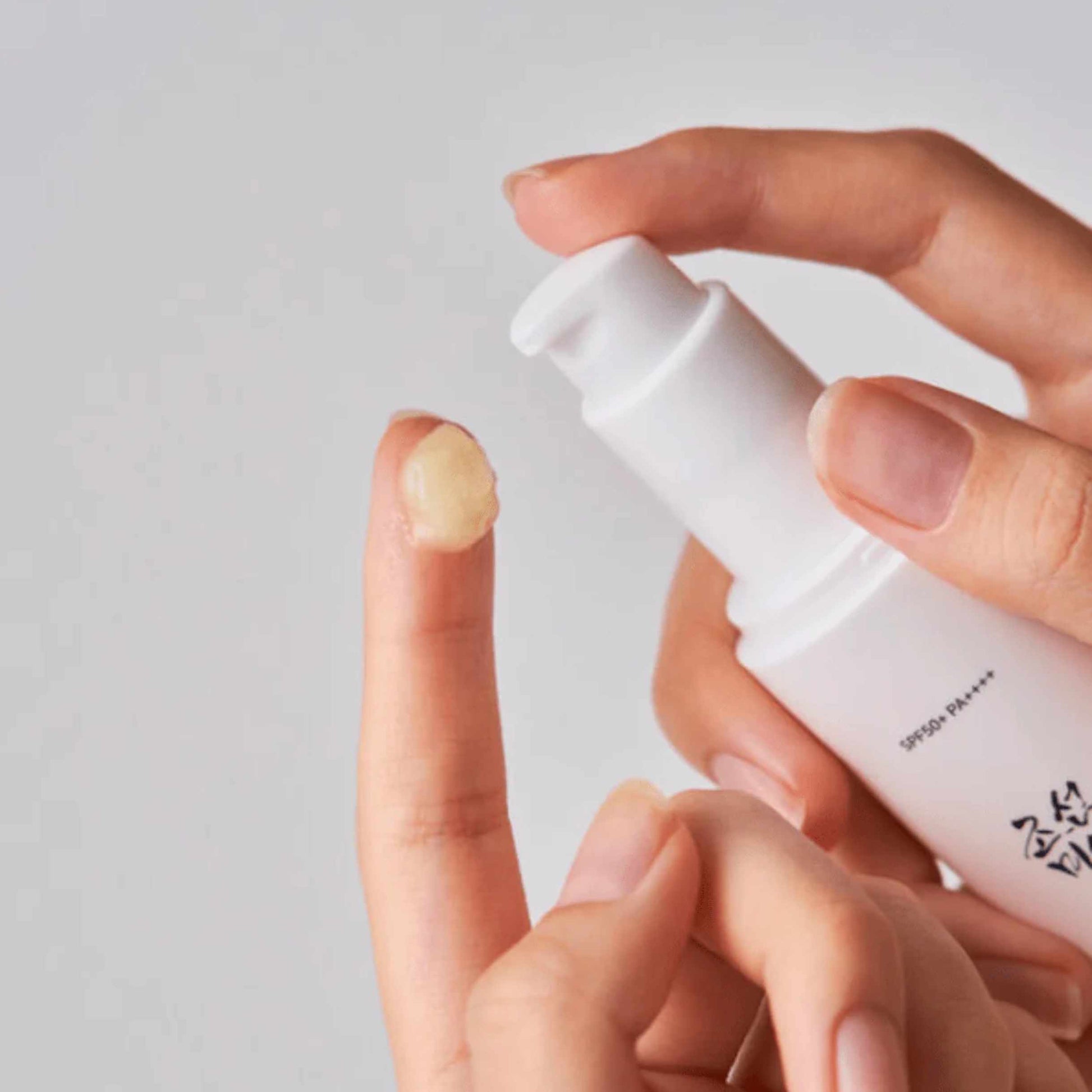 Solserum med lett kremtekstur på fingertupp
