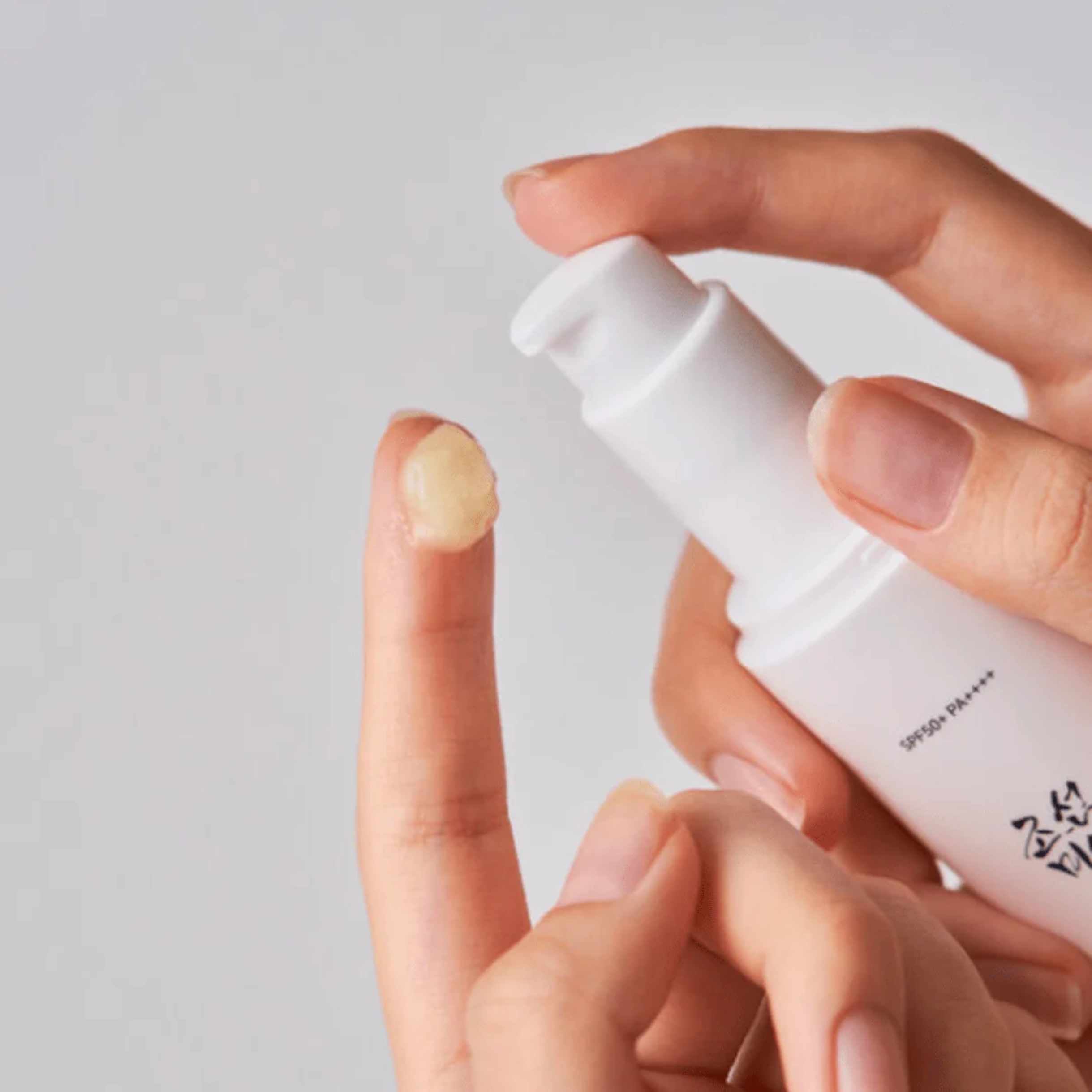 Solserum med lett kremtekstur på fingertupp