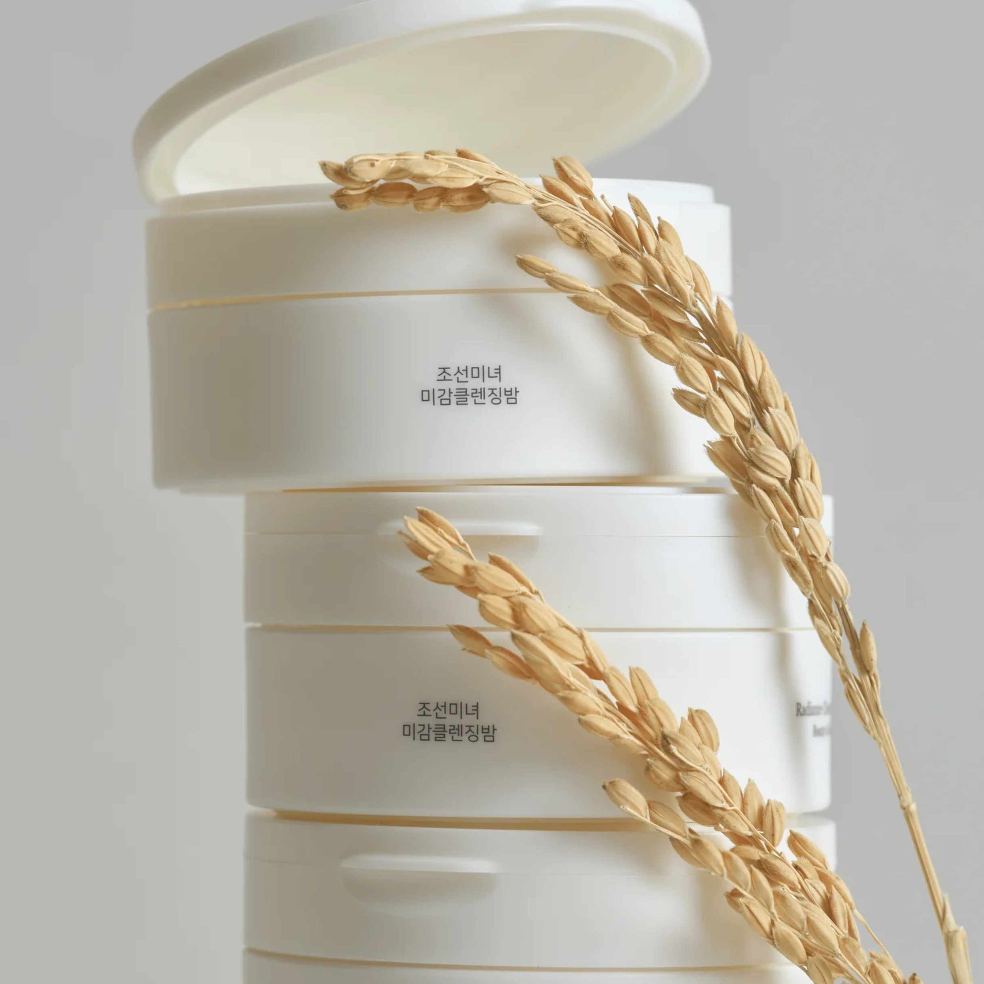 Cleansing balm i krukke med lokk og naturlige ingredienser