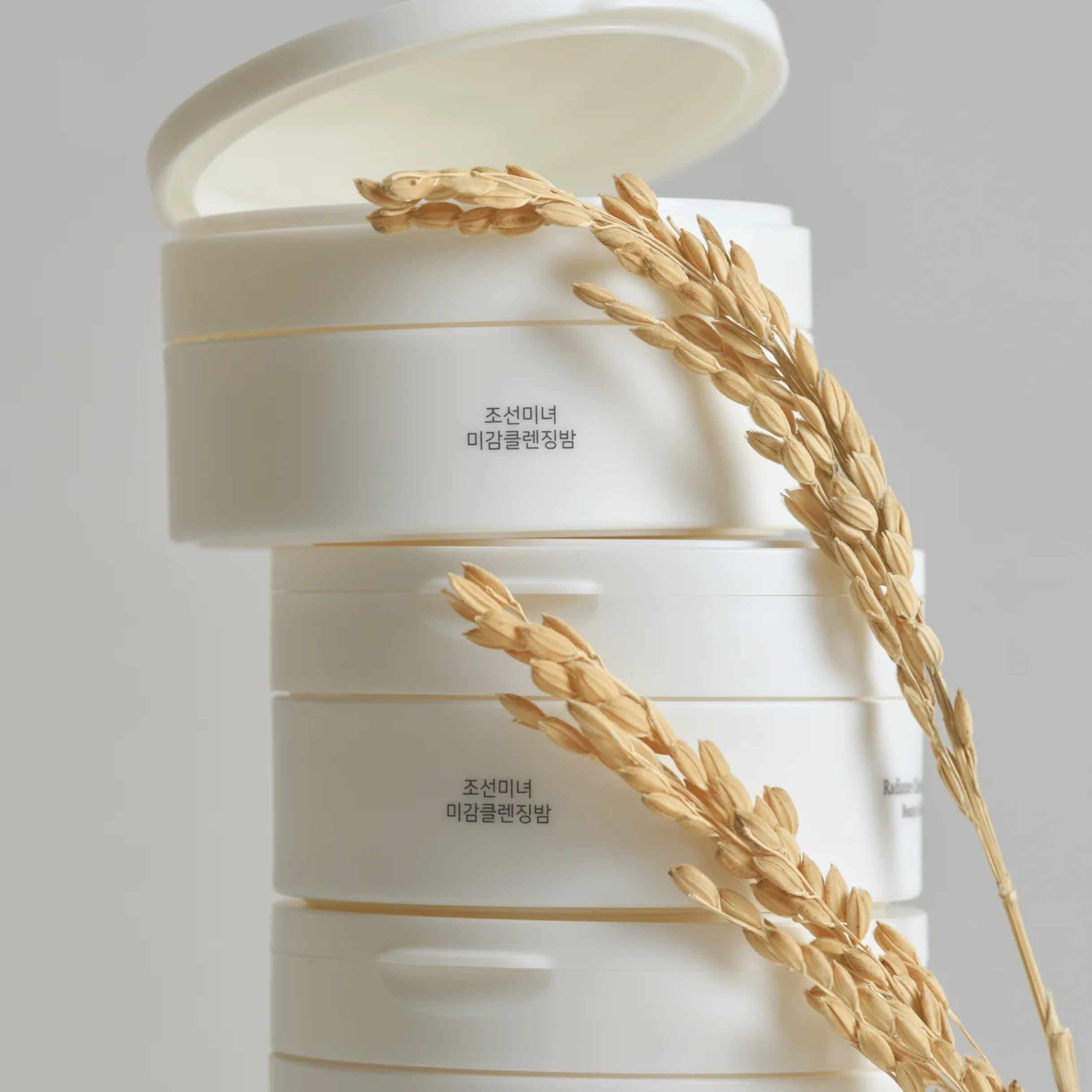 Cleansing balm i krukke med lokk og naturlige ingredienser