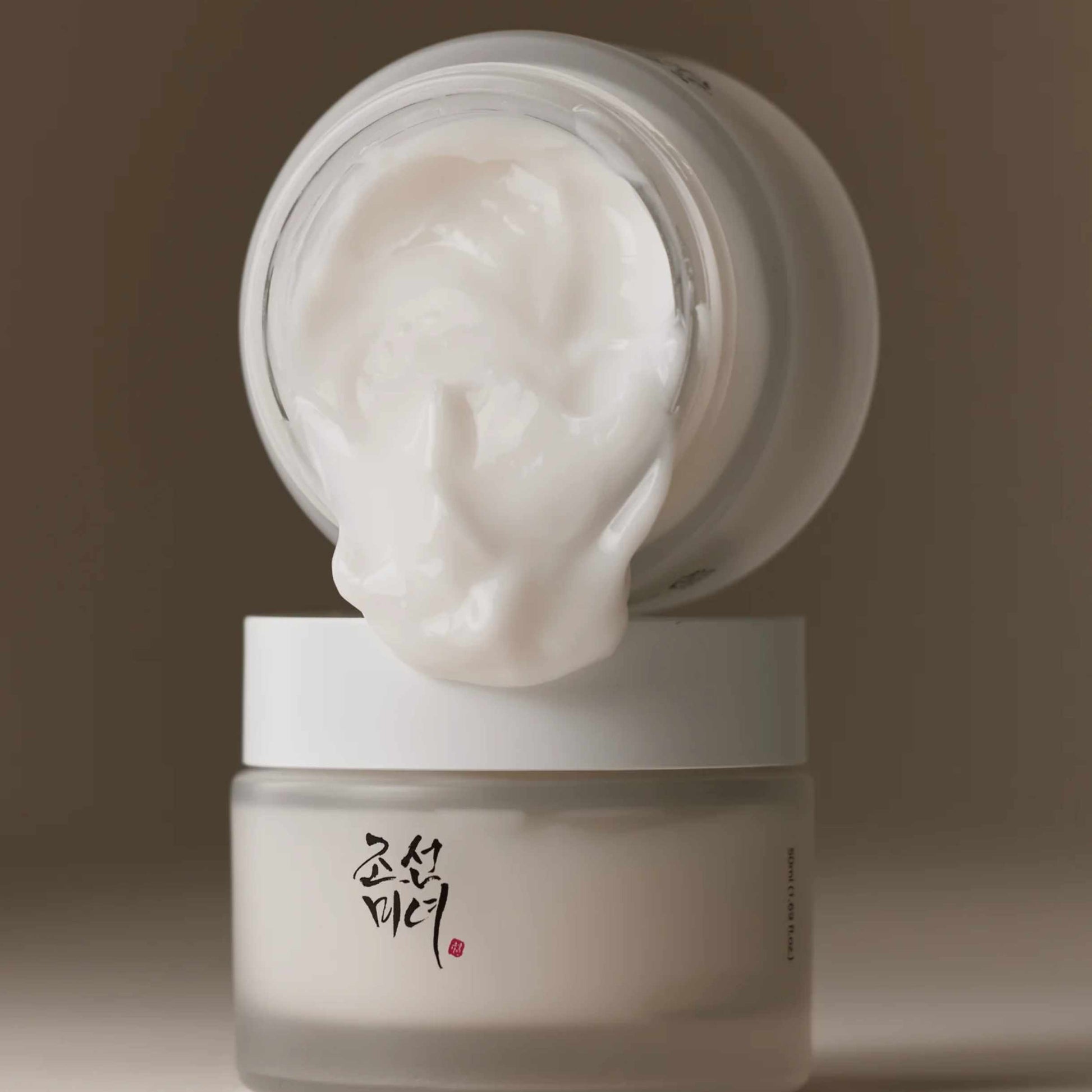 Dynasty Cream i åpen krukke med kremtekstur