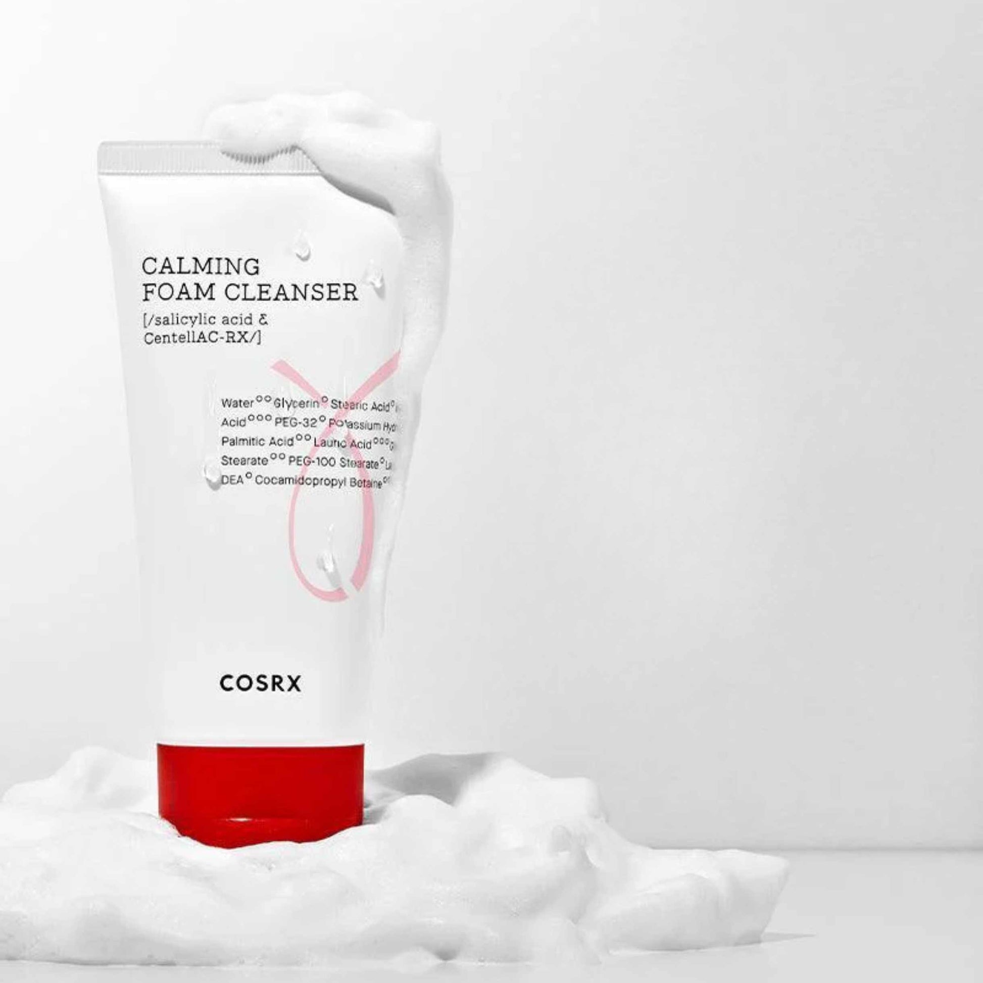 Foam cleanser påføres og skummes på huden
