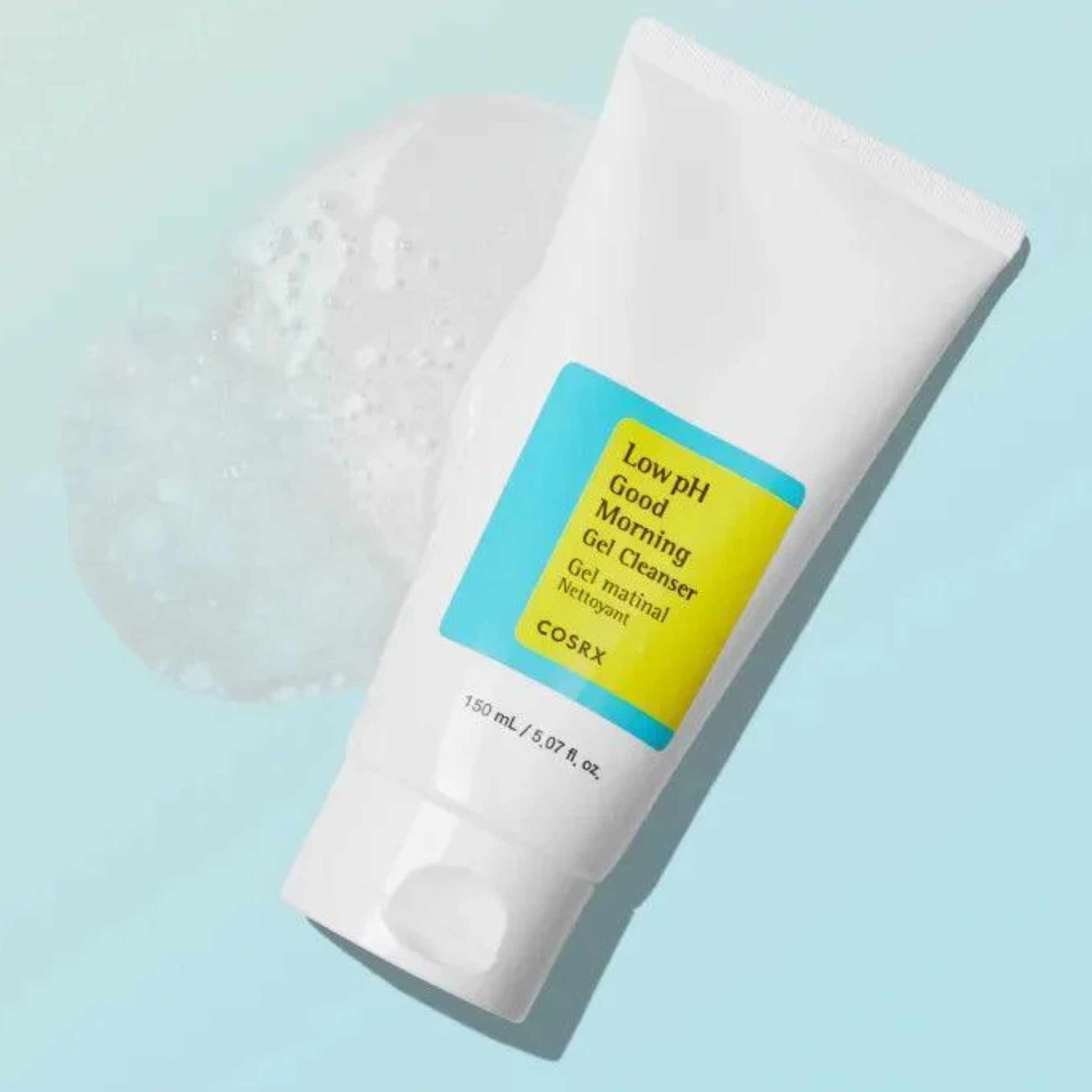 Gel cleanser påføres og skummes lett på huden