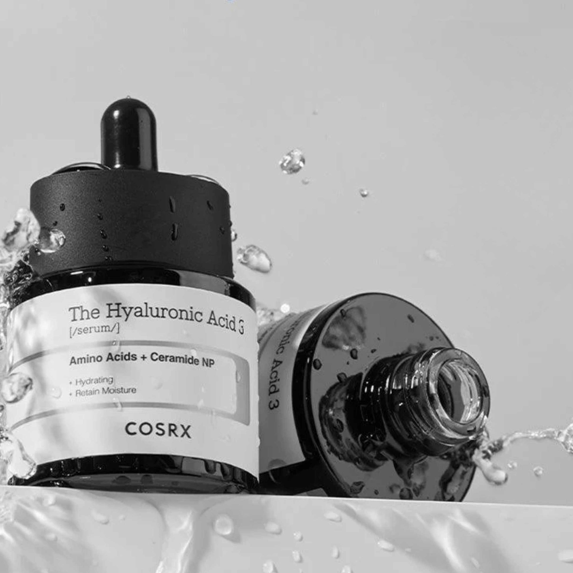 Serumflaske med ingredienser på ren bakgrunn