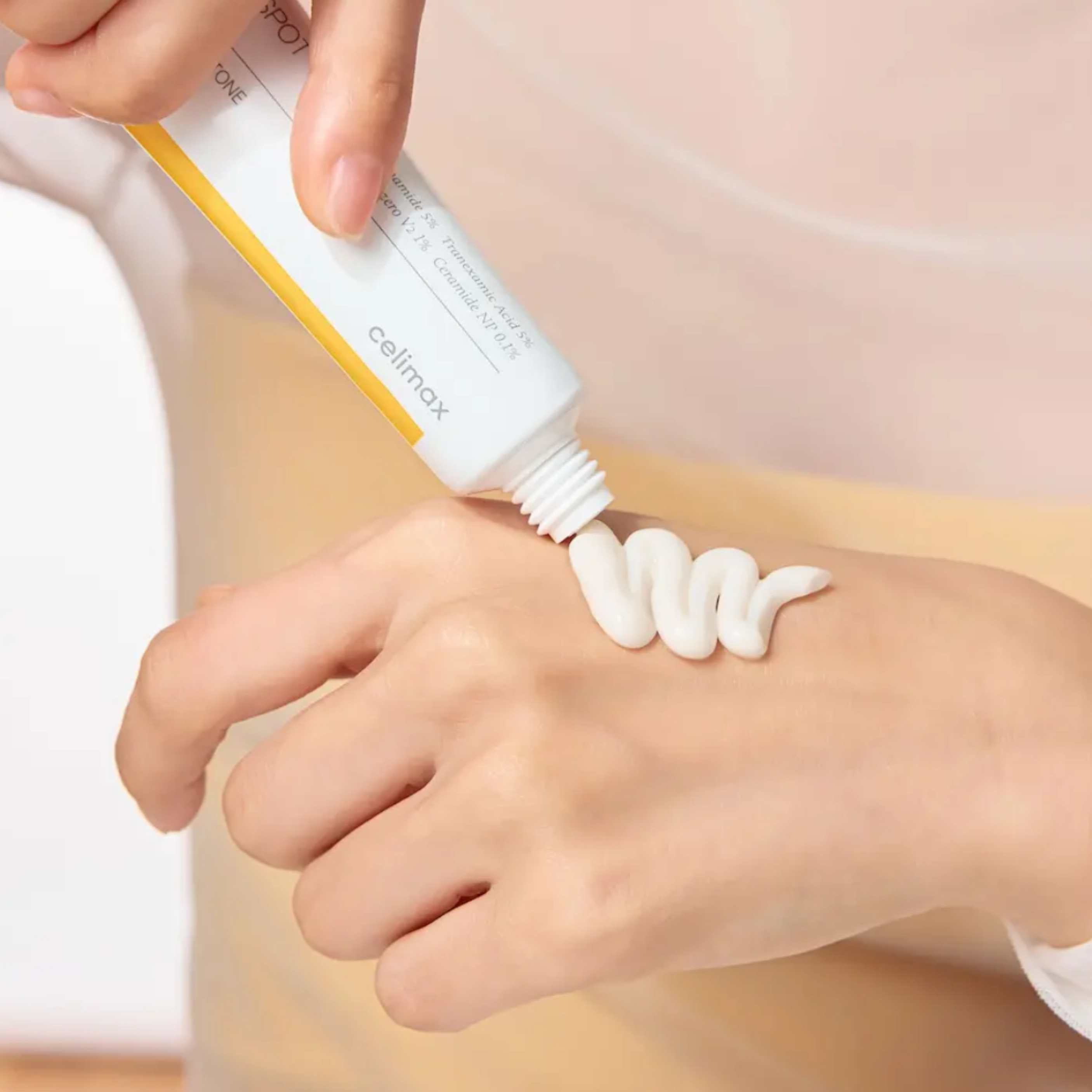 Brightening cream påføres ansiktet som siste steg i hudpleierutinen