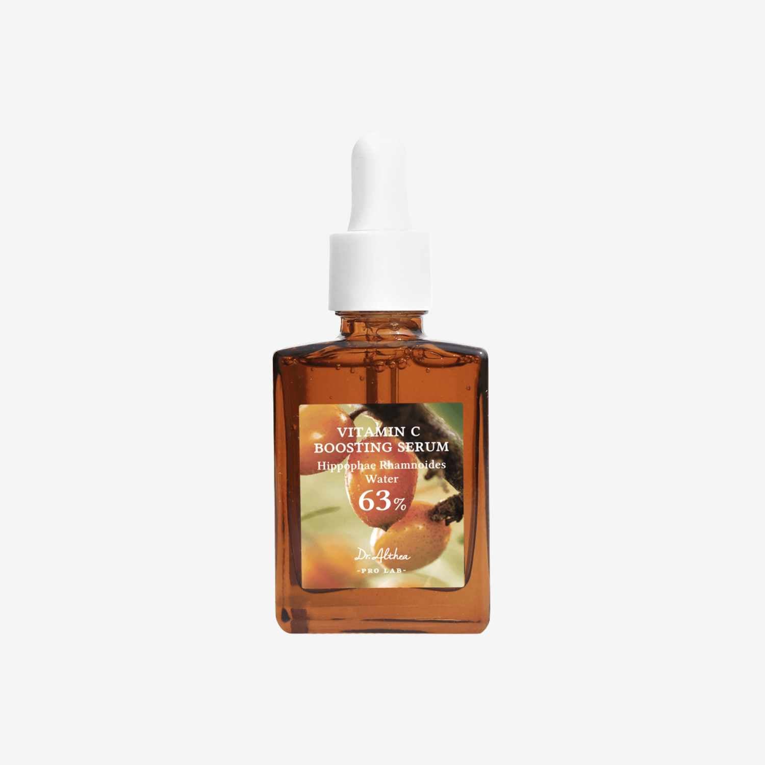 Dr. Althea Vitamin C Boosting Serum 30 ml serum med vitamin C, antioksidanter og fuktighetsgivende ingredienser som bidrar til mer glød, jevnere hudtone og redusert synlighet av pigmentflekker