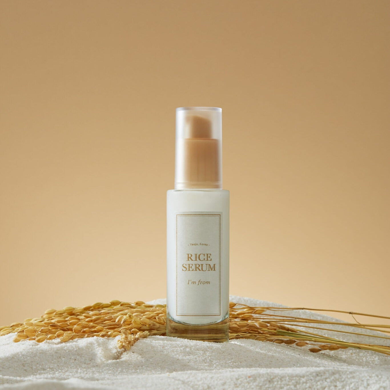 Rice serum i flaske plassert på naturlig underlag