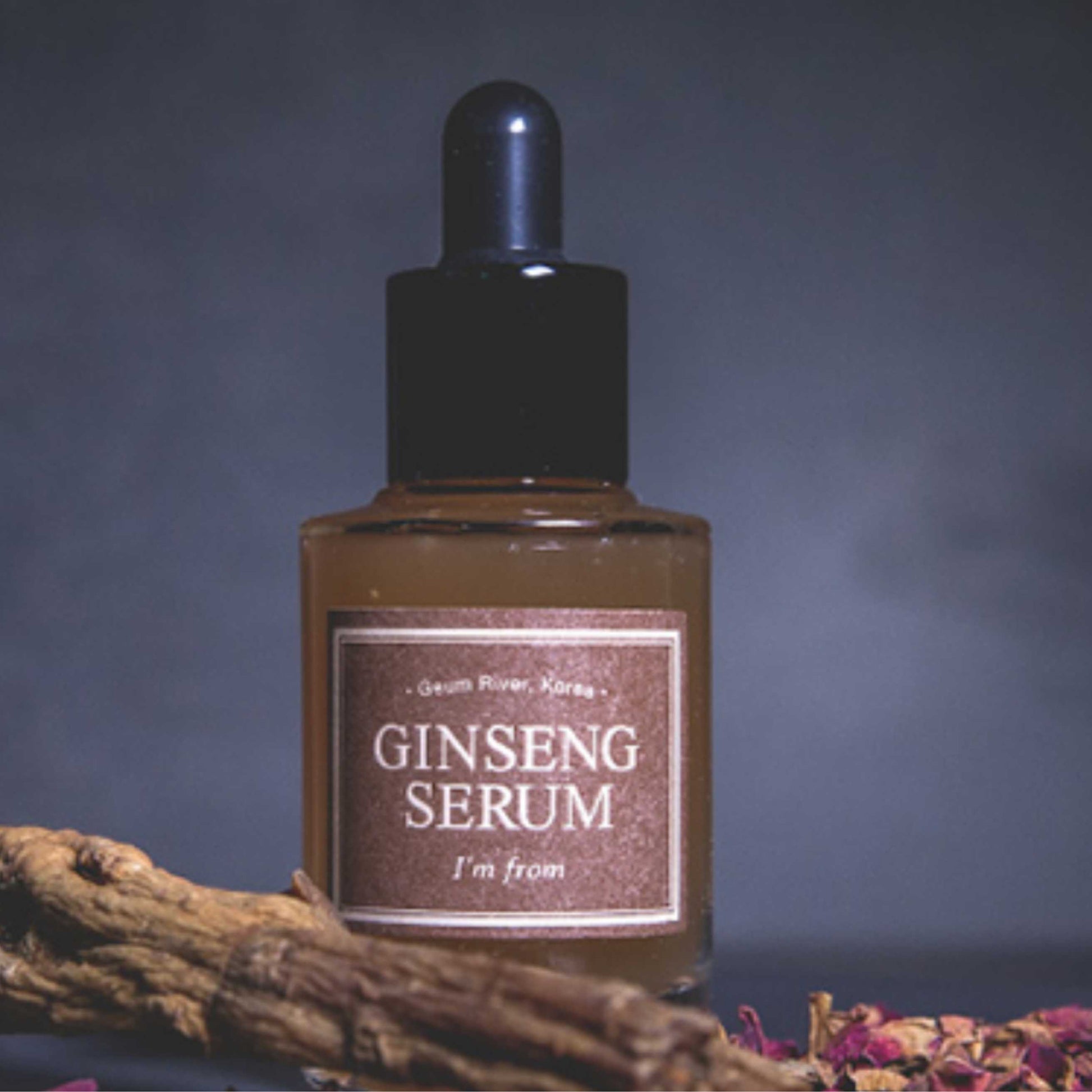 Ginseng serum i flaske med ingredienser