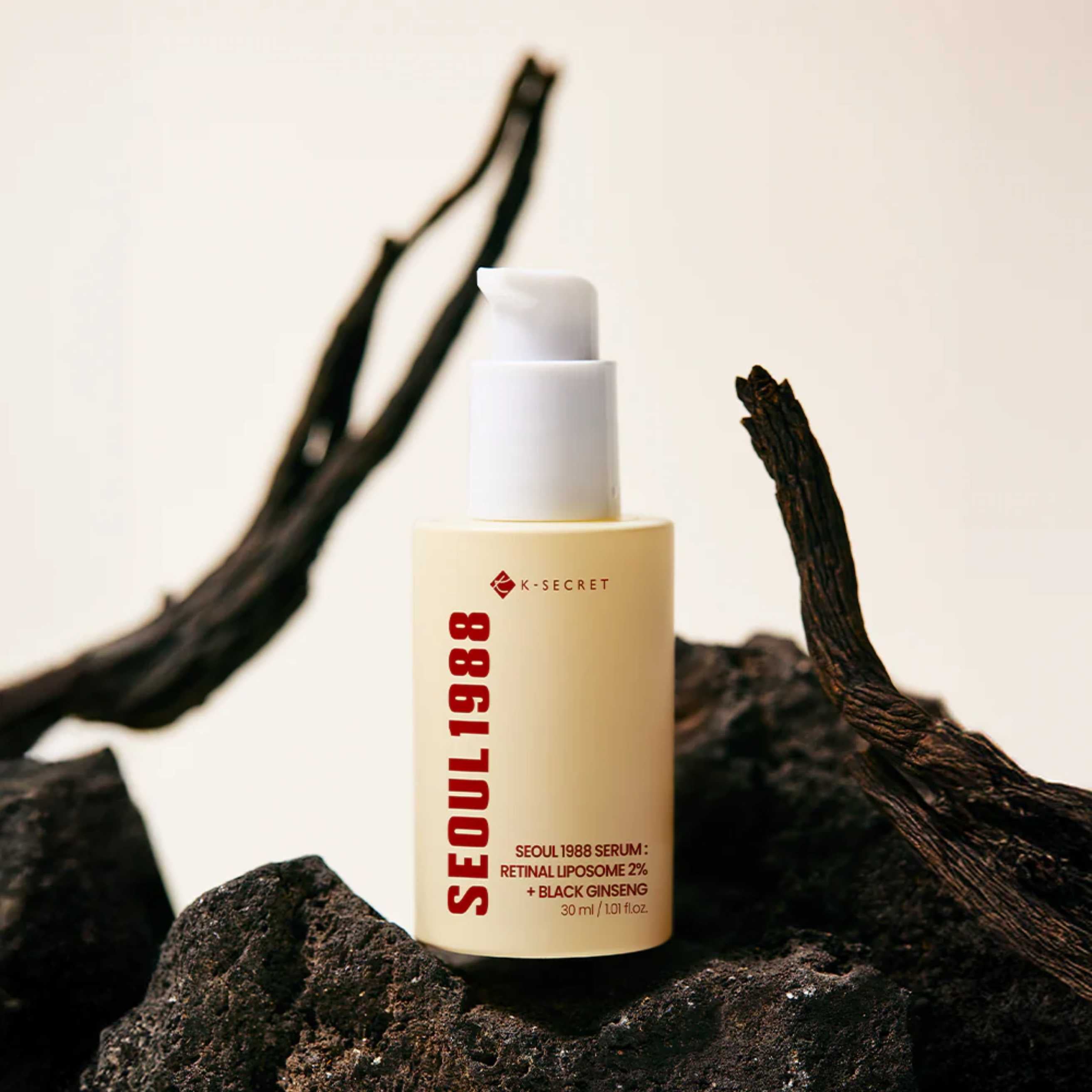 KSECRET SEOUL 1988 serum flaske på mørk bakgrunn