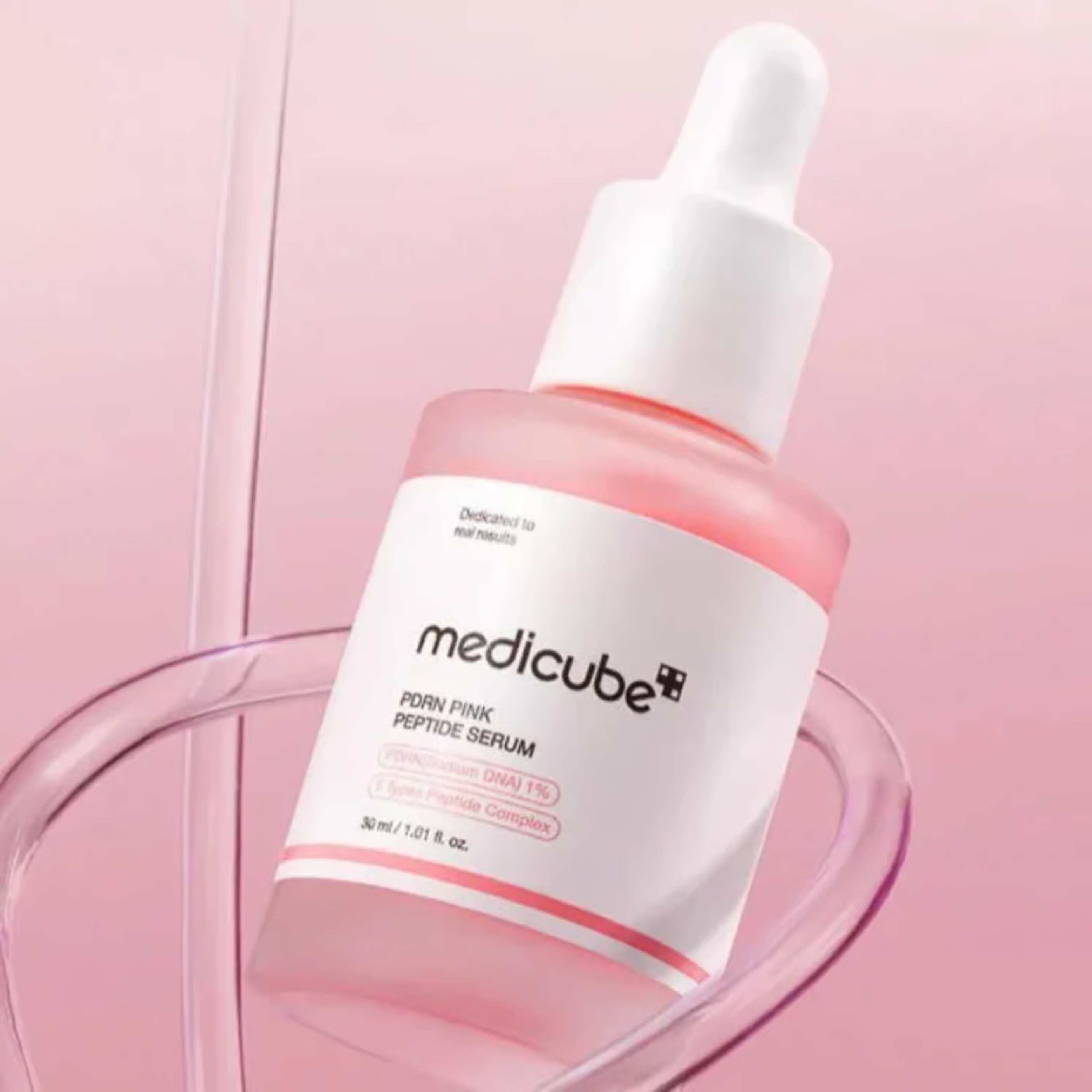 Medicube PDRN Pink Peptide Serum i pipetteflaske