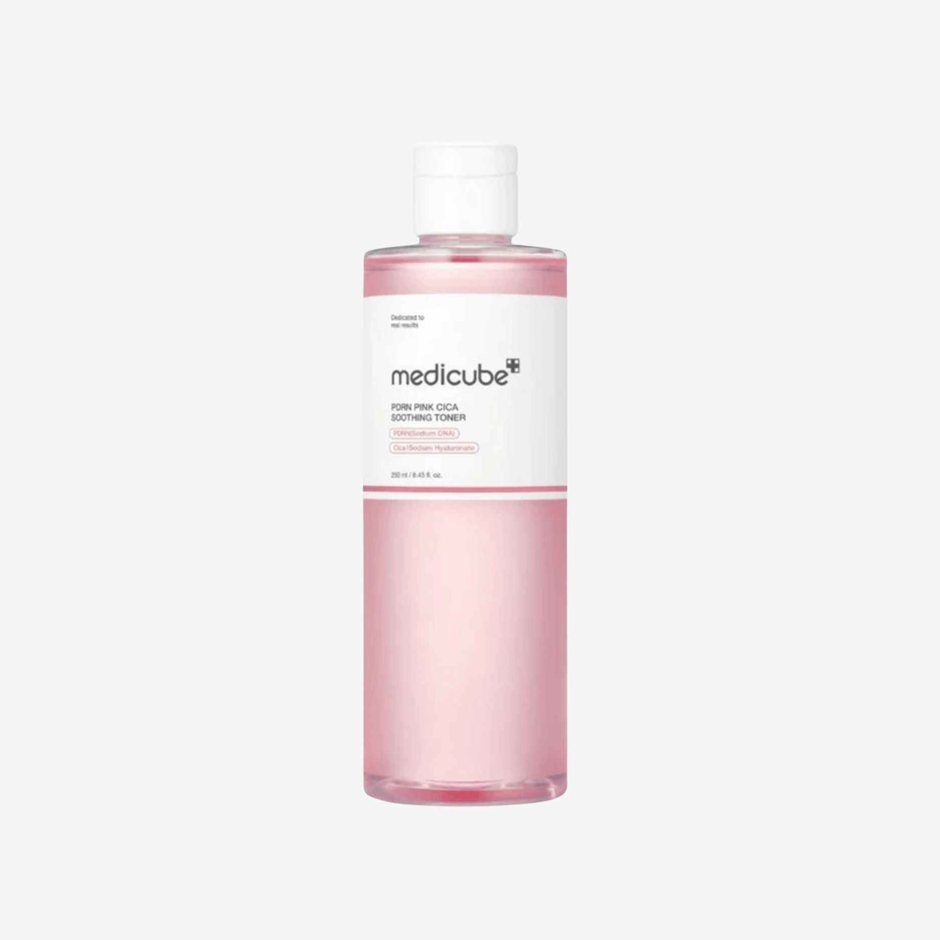 Medicube PDRN Pink Cica Soothing Toner 250 ml beroligende toner med PDRN, centella asiatica og fuktighetsgivende ingredienser som bidrar til å roe ned sensitiv hud og styrke hudbarrieren