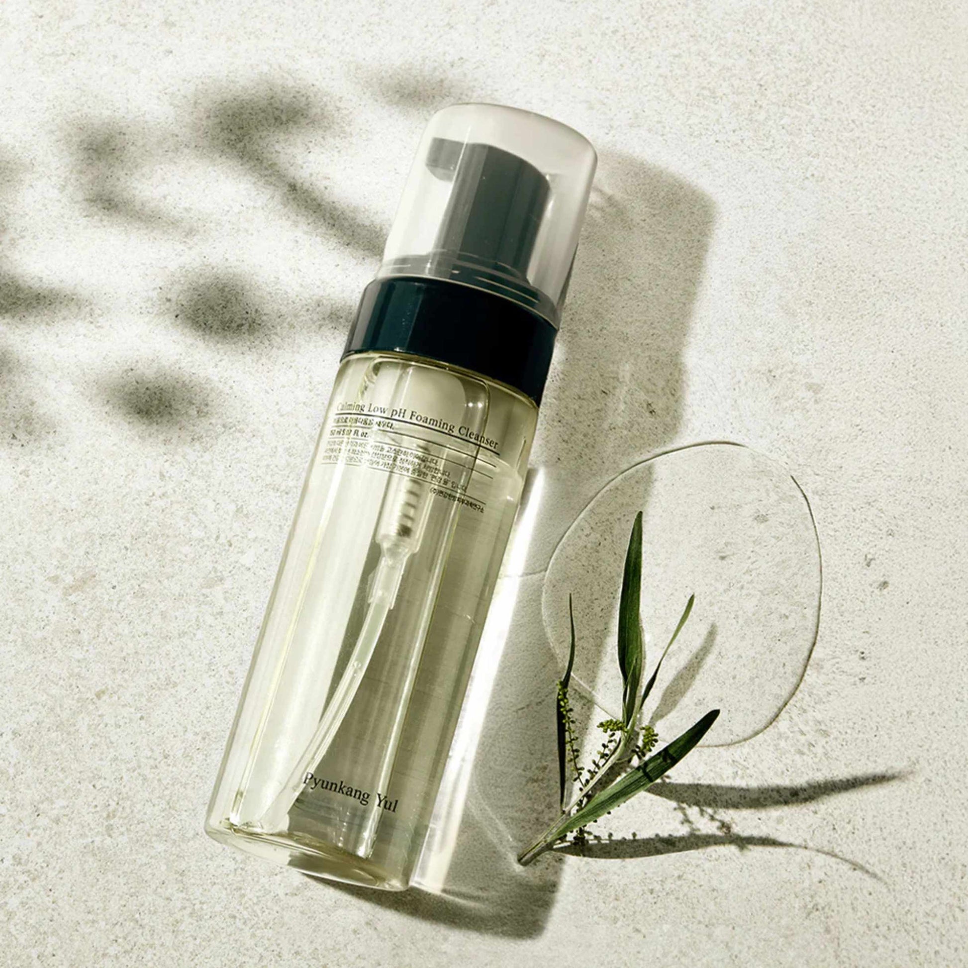 Pyunkang Yul Foaming Cleanser i flaske på lys bakgrunn