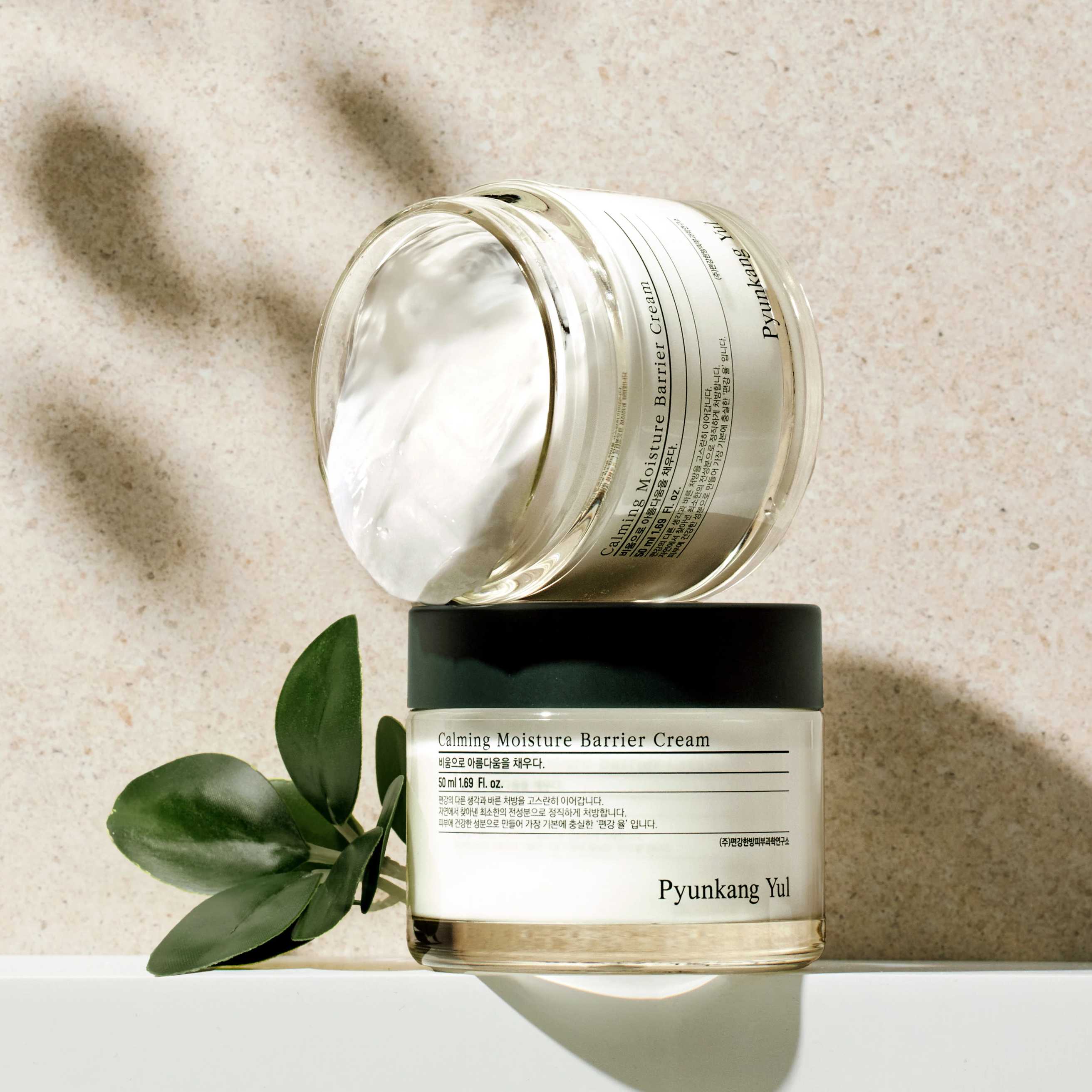 Pyunkang Yul Moisture Barrier Cream i åpen krukke med kremtekstur