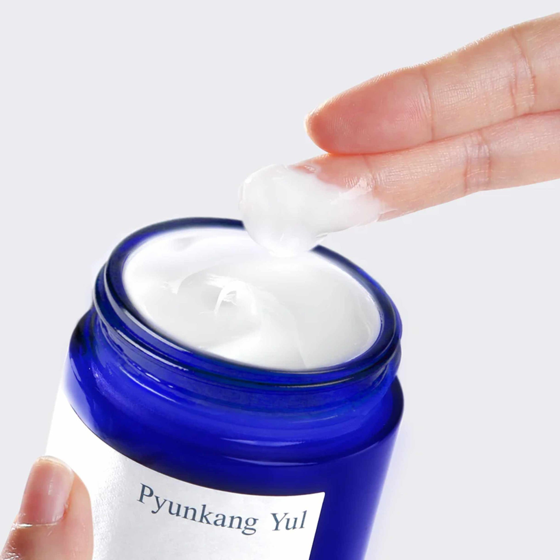 Pyunkang Yul Intensive Repair Cream påføres med finger fra krukke