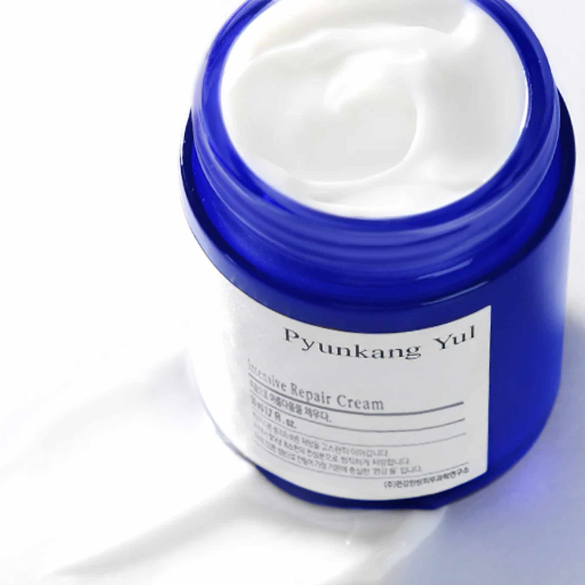 Pyunkang Yul Intensive Repair Cream i åpen blå krukke med kremtekstur