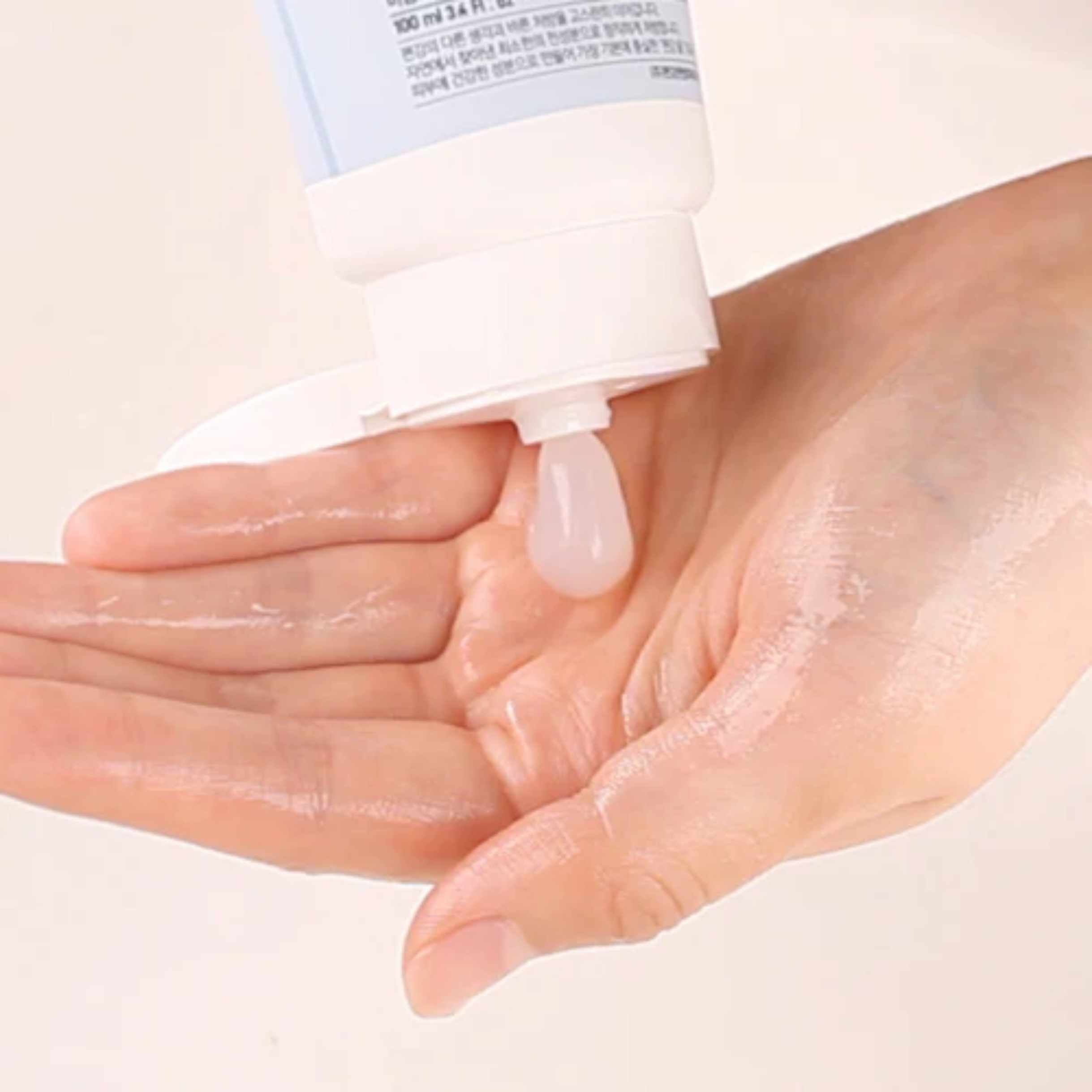 Pyunkang Yul Cleansing Foam presses ut i hånd fra tube