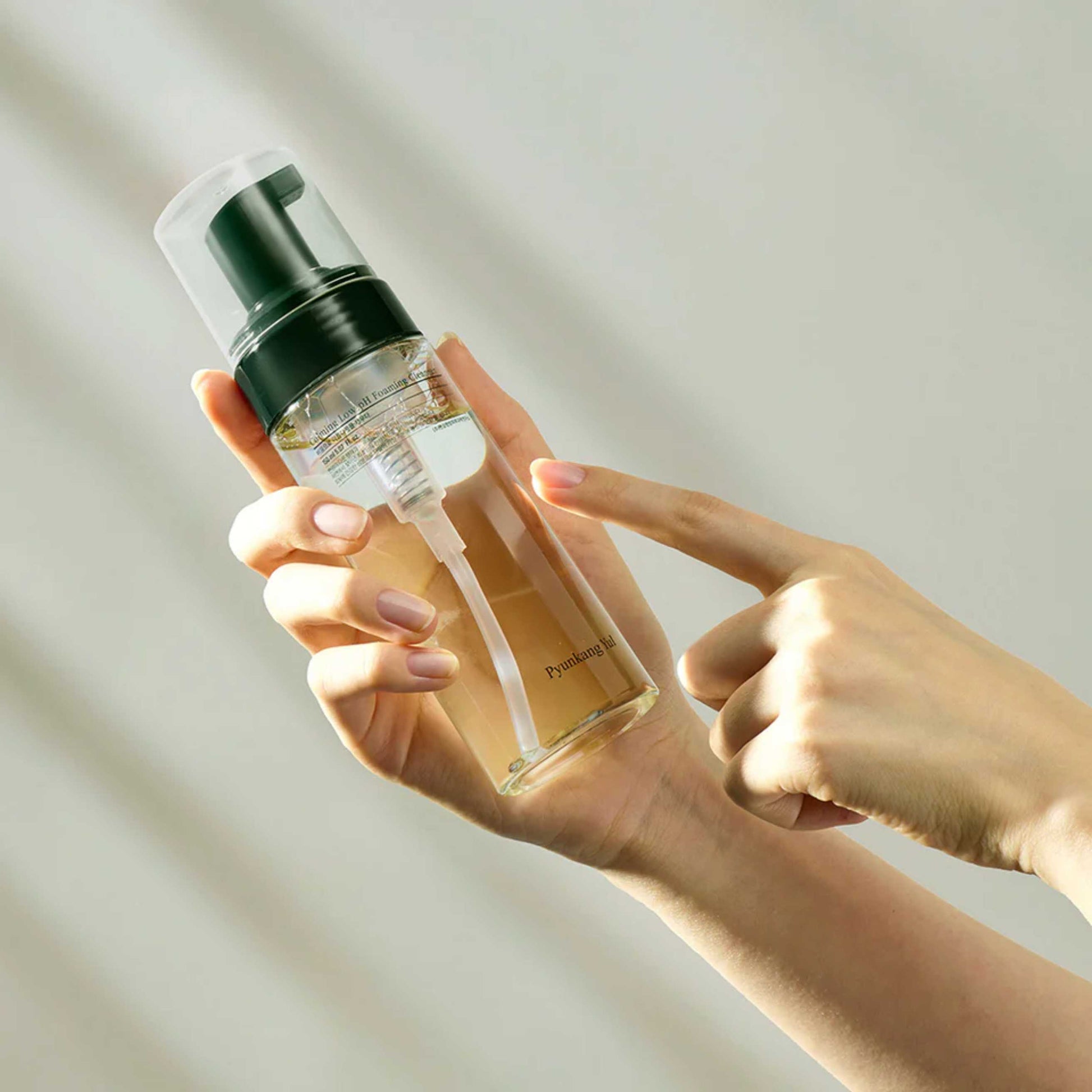 Pyunkang Yul Foaming Cleanser pumpes ut i hånd som skum