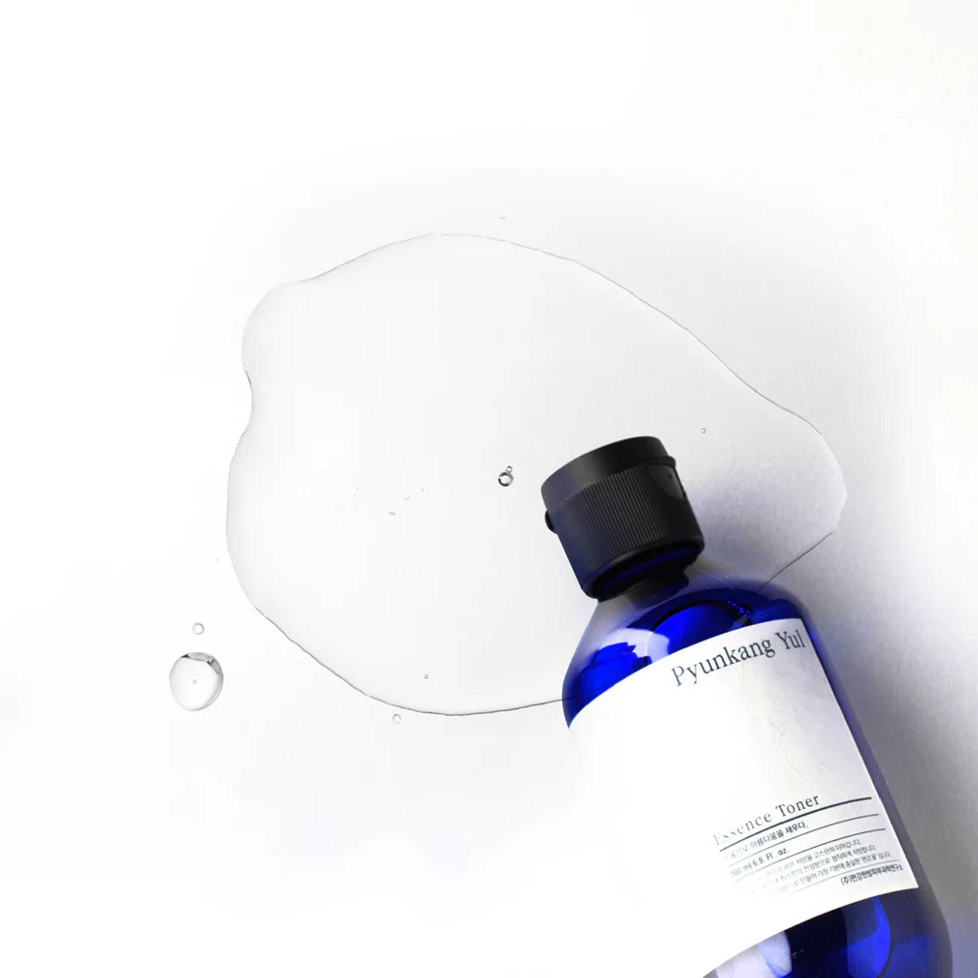 Pyunkang Yul Essence Toner med flytende tekstur på hvit bakgrunn
