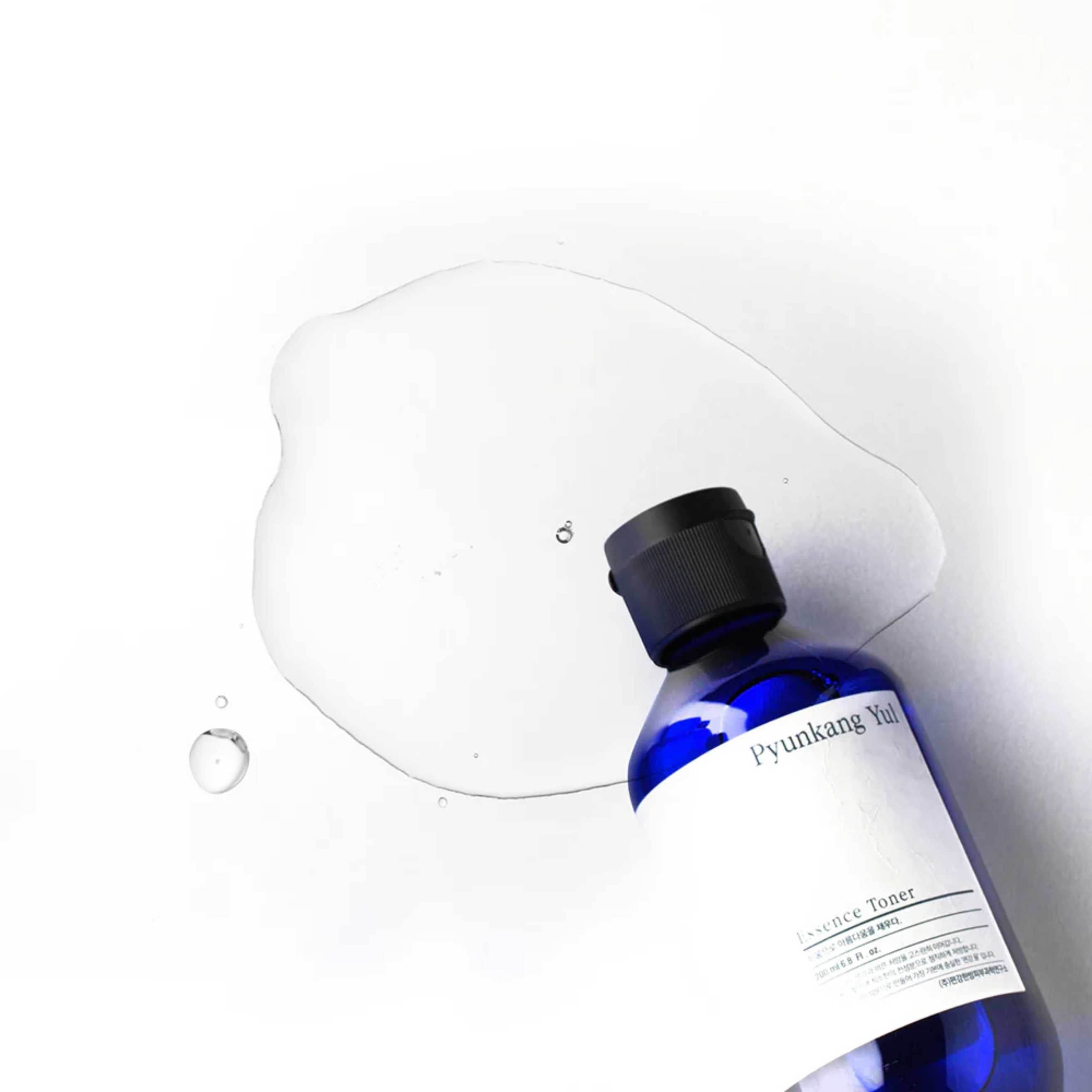 Pyunkang Yul Essence Toner med flytende tekstur på hvit bakgrunn