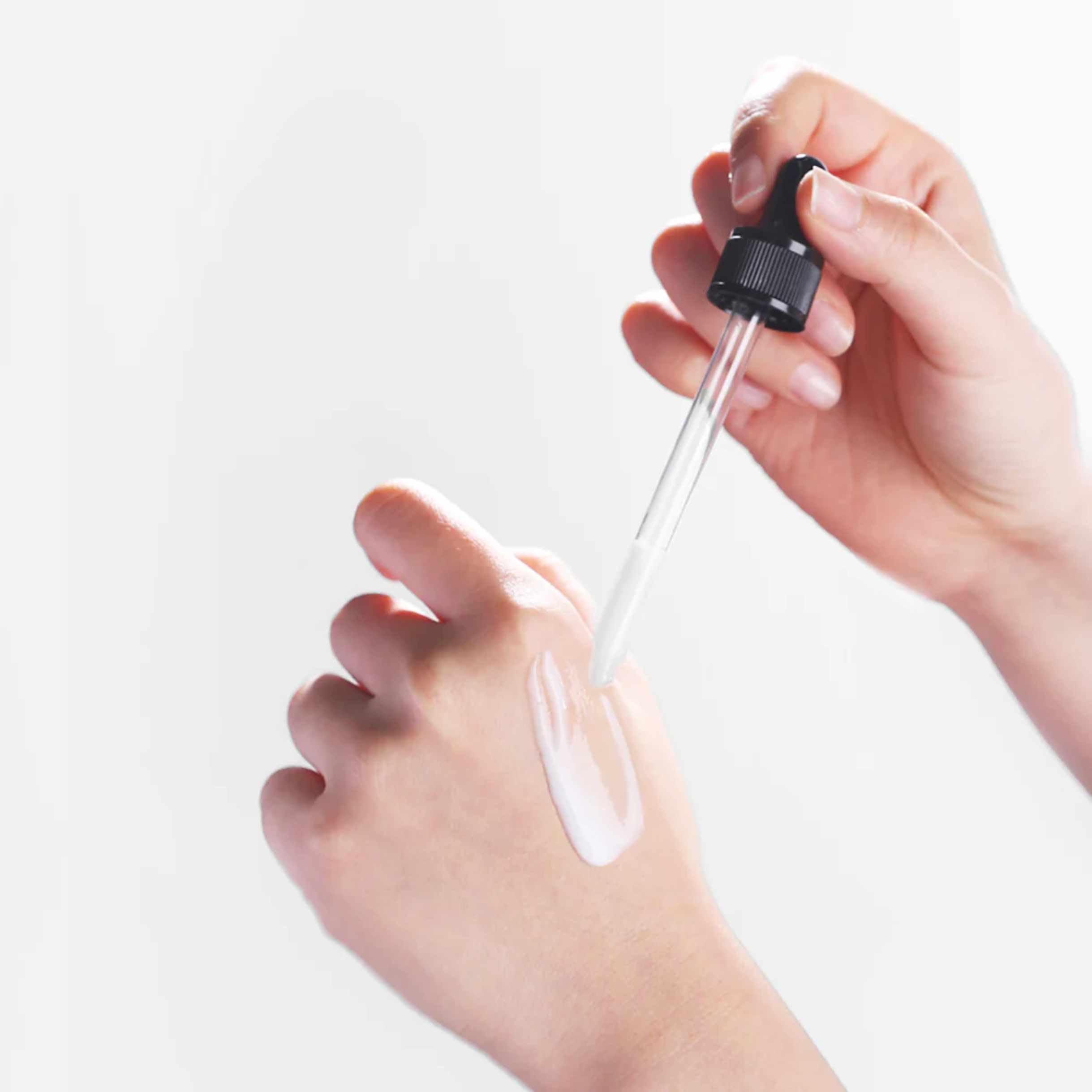 Pyunkang Yul ansiktsserum påføres på hånd med pipette