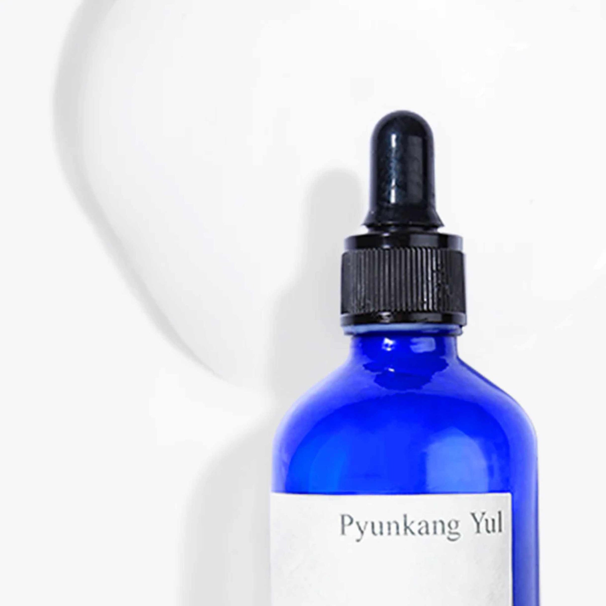 Pyunkang Yul Moisture Serum i blå flaske med pipette nærbilde