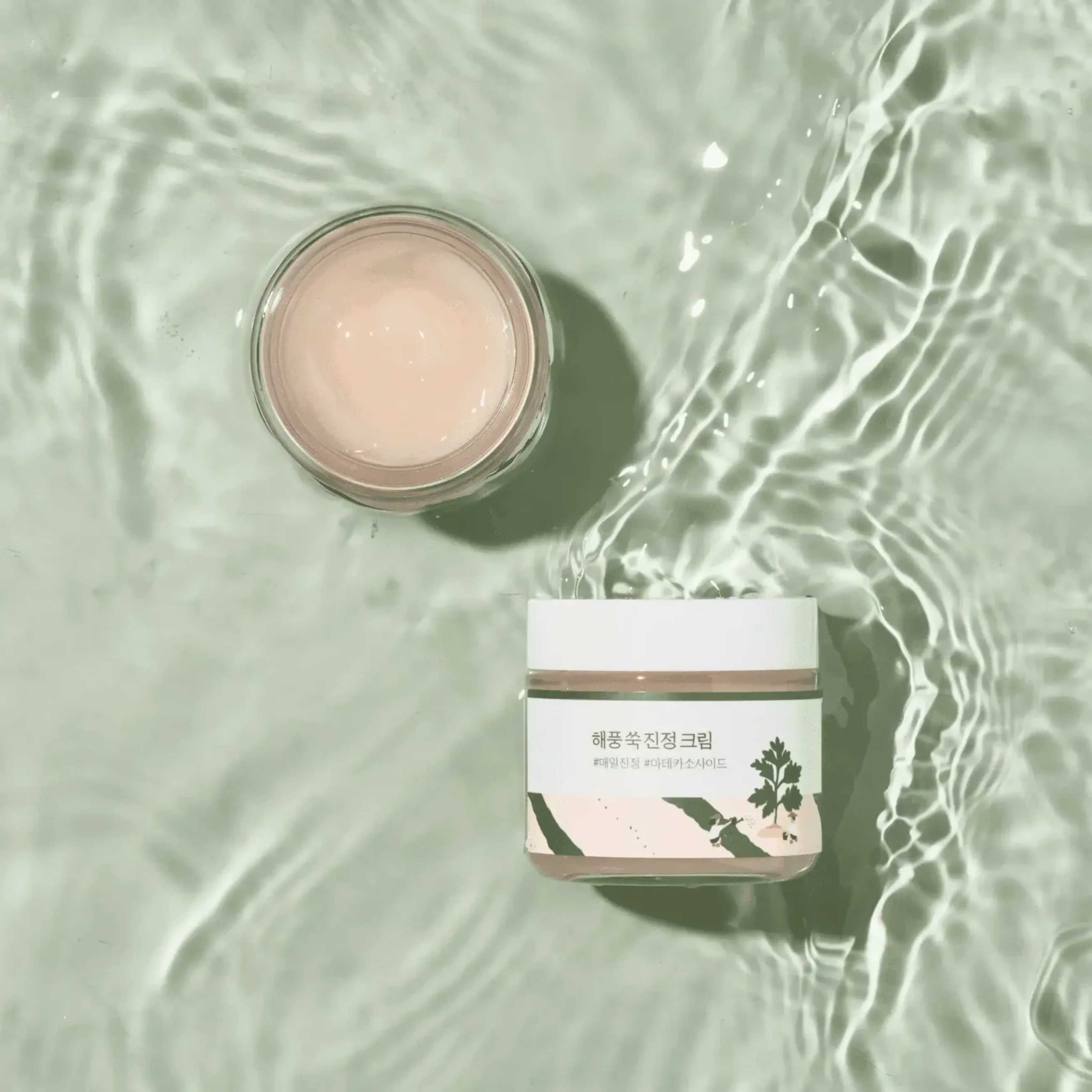 Round Lab Mugwort krem plassert i vann
