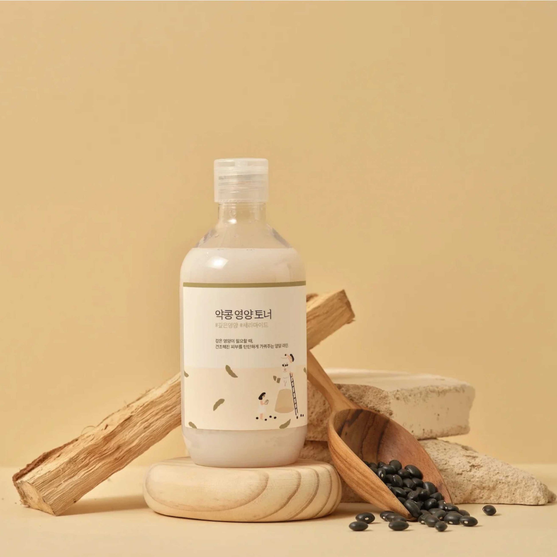 Round Lab Soybean toner med ingredienser på bakgrunn