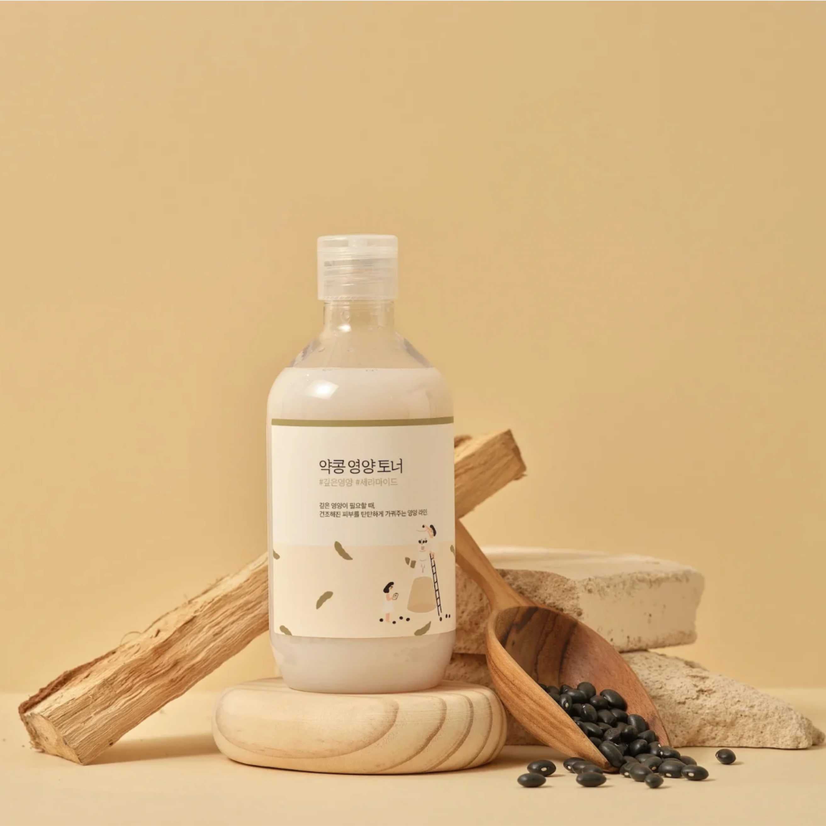Round Lab Soybean toner med ingredienser på bakgrunn