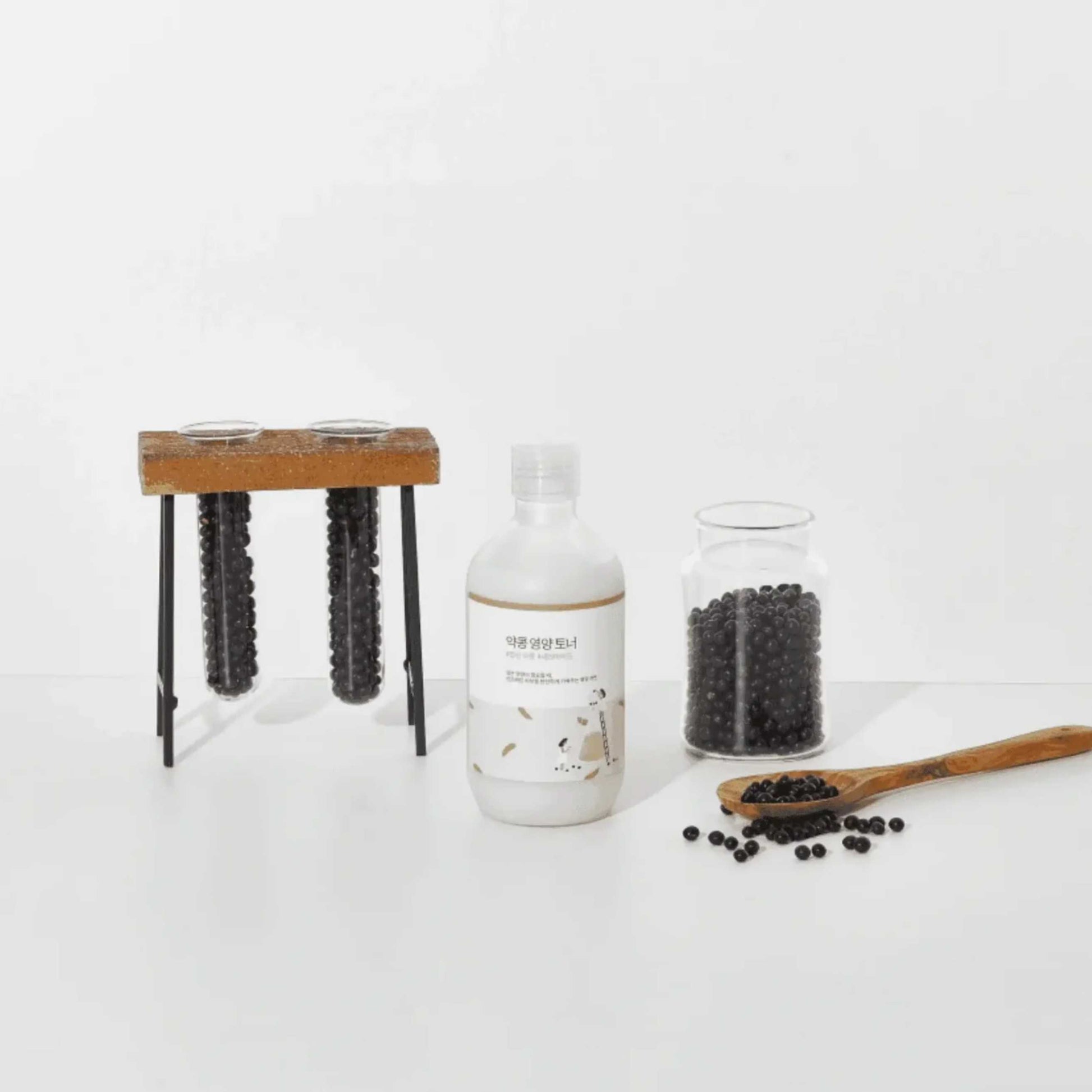 Round Lab Soybean toner i produktoppsett på lys bakgrunn