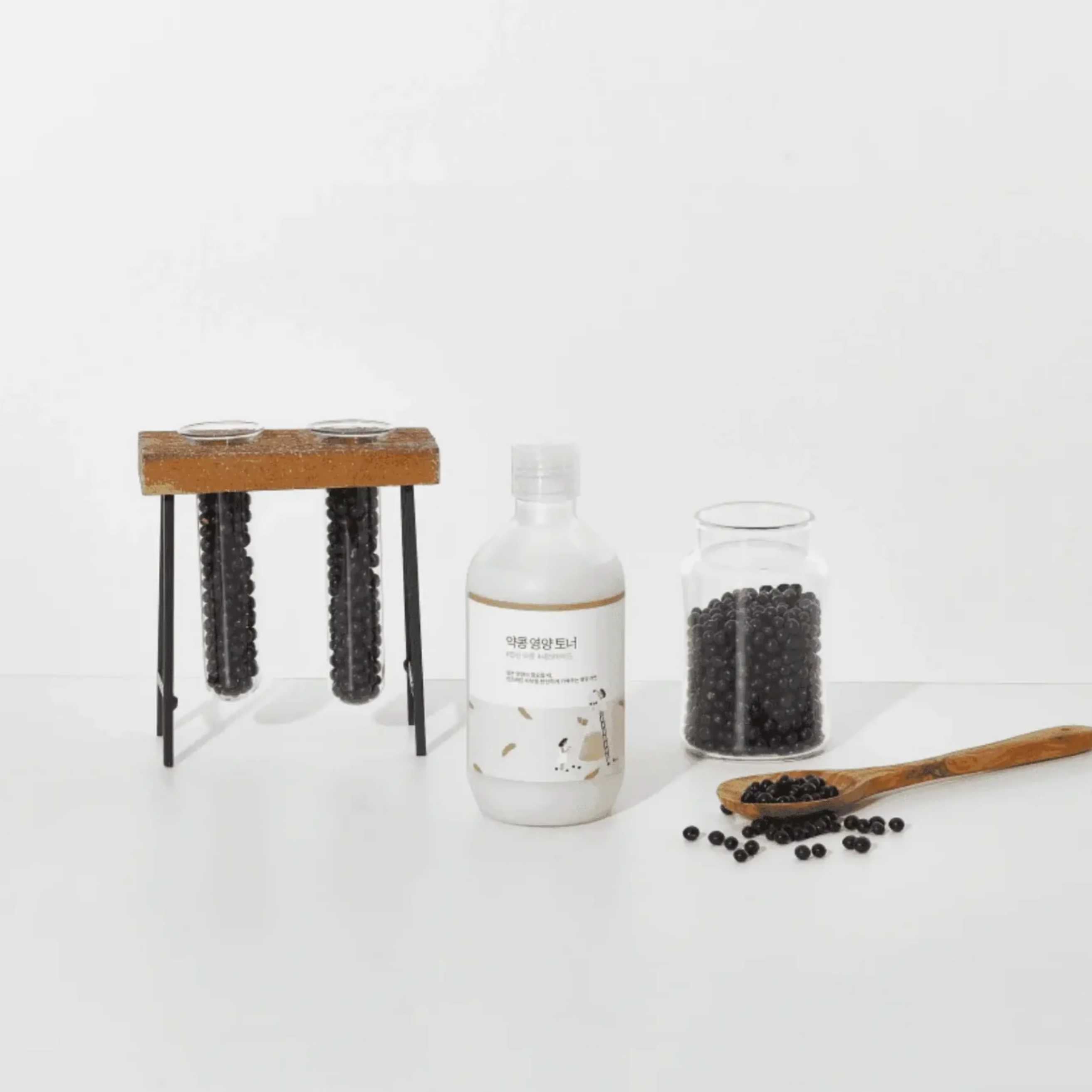 Round Lab Soybean toner i produktoppsett på lys bakgrunn