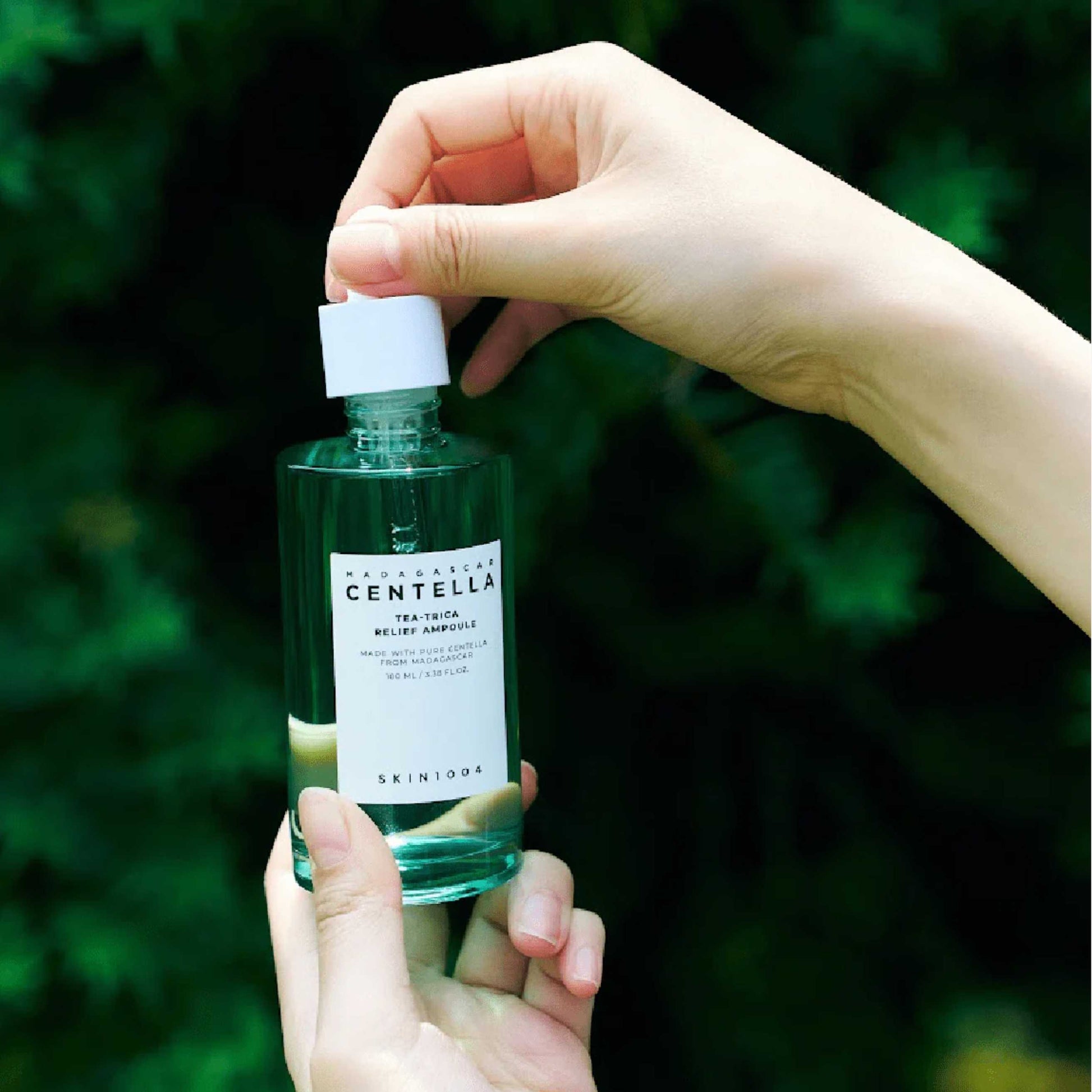 Person holder SKIN1004 Tea-Trica Relief Ampoule serum