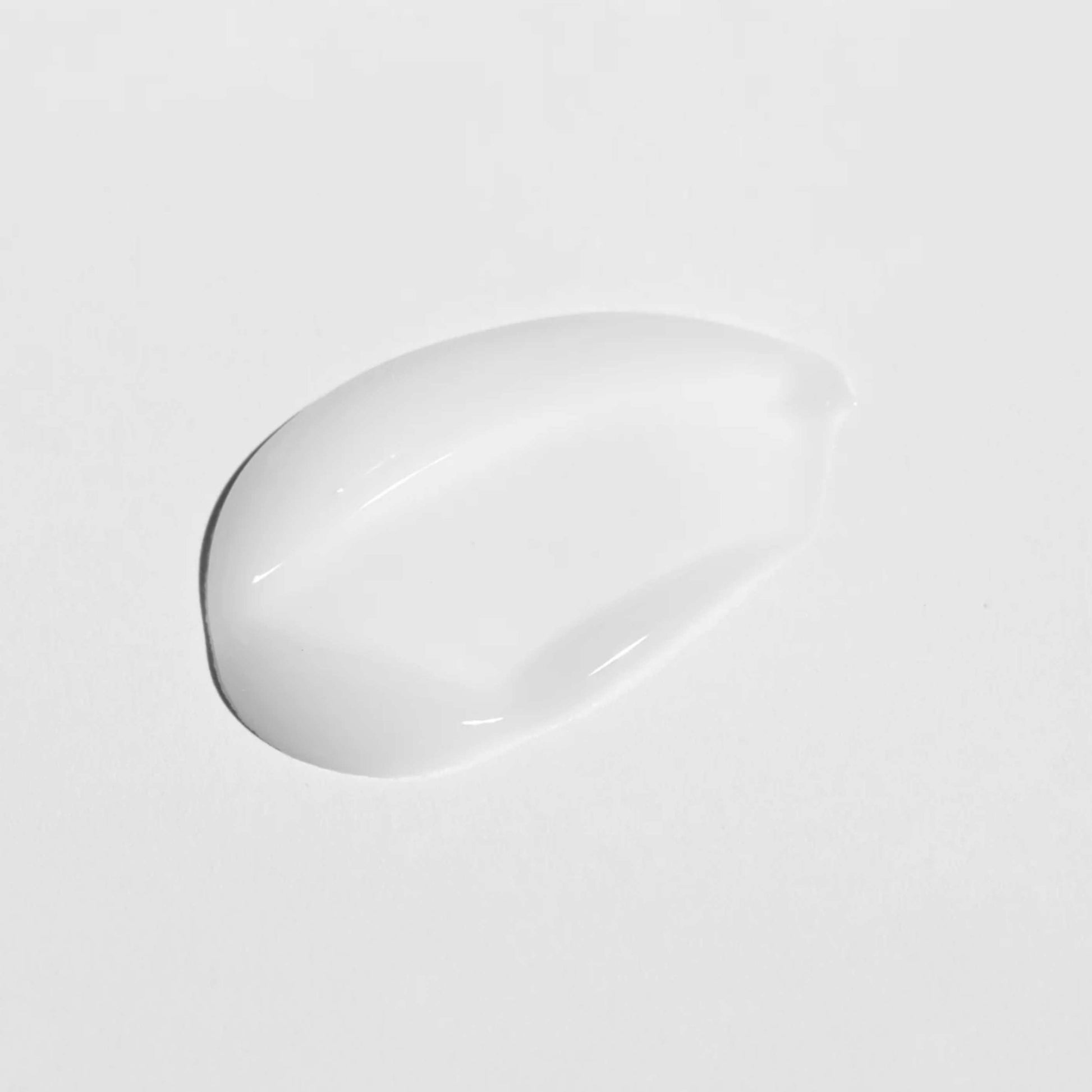 VT Cosmetics Mild Reedle Shot 50 med lett serumtekstur som absorberes raskt i huden