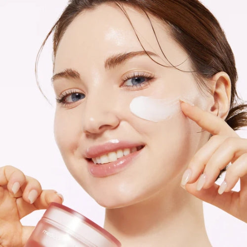 Medicube Triple Collagen Cream påføres ansiktet som siste steg i hudpleierutinen