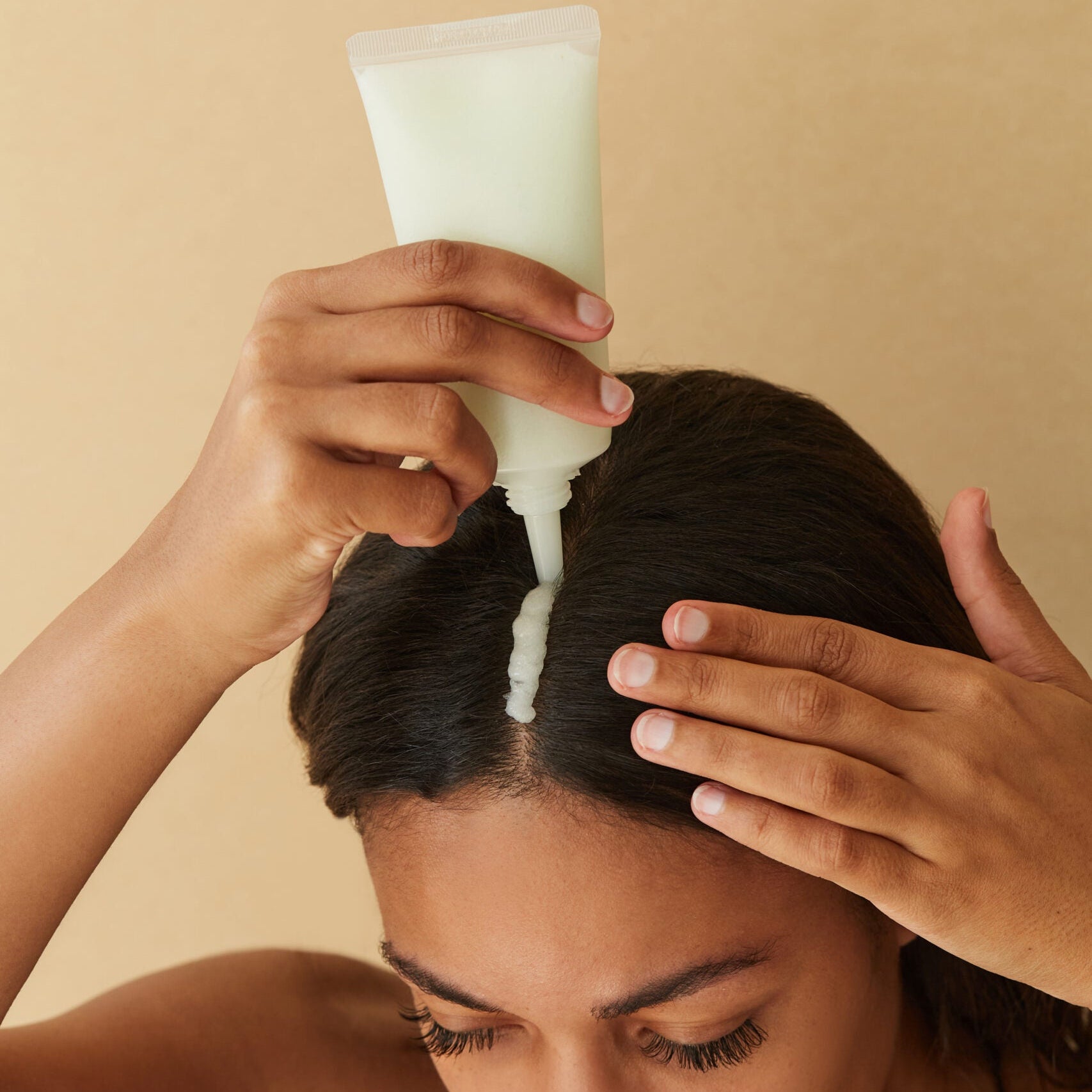 Aromatica Rosemary Scalp Scrub – påføring i hodebunn for å fjerne flass og produktrester