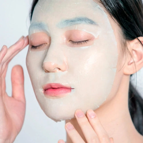 Sheet mask med noniekstrakt til ansiktet under bruk