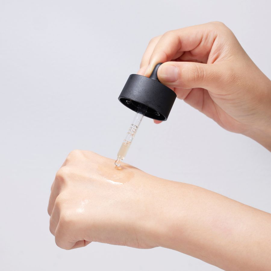 Serum påføres på huden med pipette