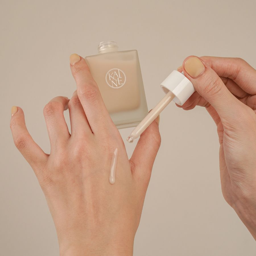 Serum påføres ansiktet etter rens og toner